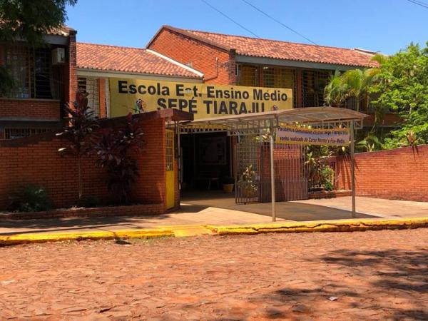 Para confirmar a matrícula, aluno deve comparecer a escola designada e apresentar os documentos exigidos (Foto: Diones Roberto Becker)