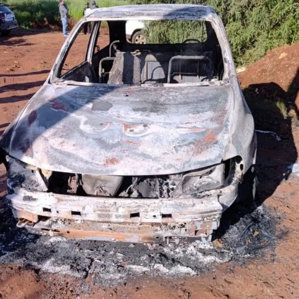 Veículo de cor preta e com placas de Miraguaí sofreu destruição total (Foto: Divulgação | Polícia Civil)