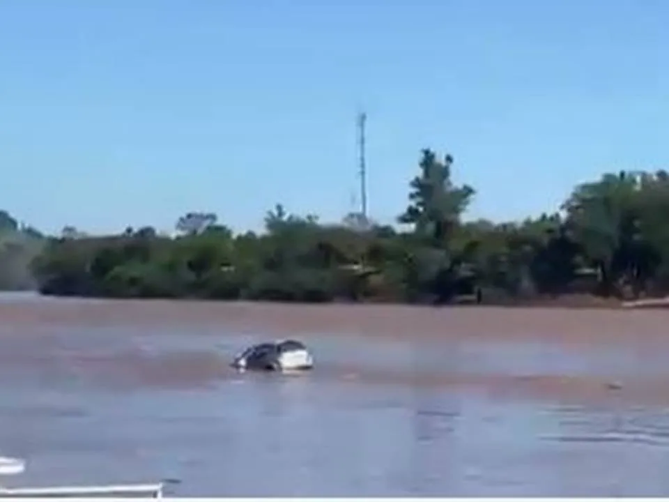Ford Ka cai no Rio Uruguai durante embarque em balsa de Porto Mauá
