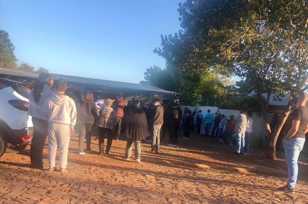 Centenas de pessoas foram até a funerária aonde acontecia o velório (Foto: Diones Roberto Becker)