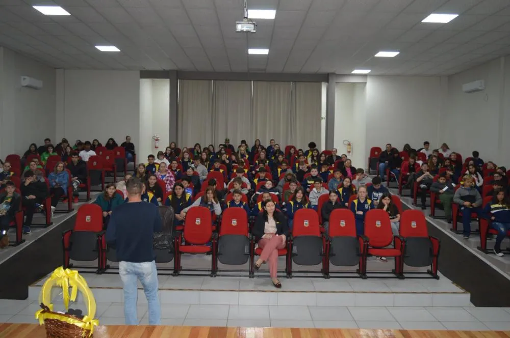 Palestra aumenta diálogo sobre saúde mental entre estudantes de Derrubadas