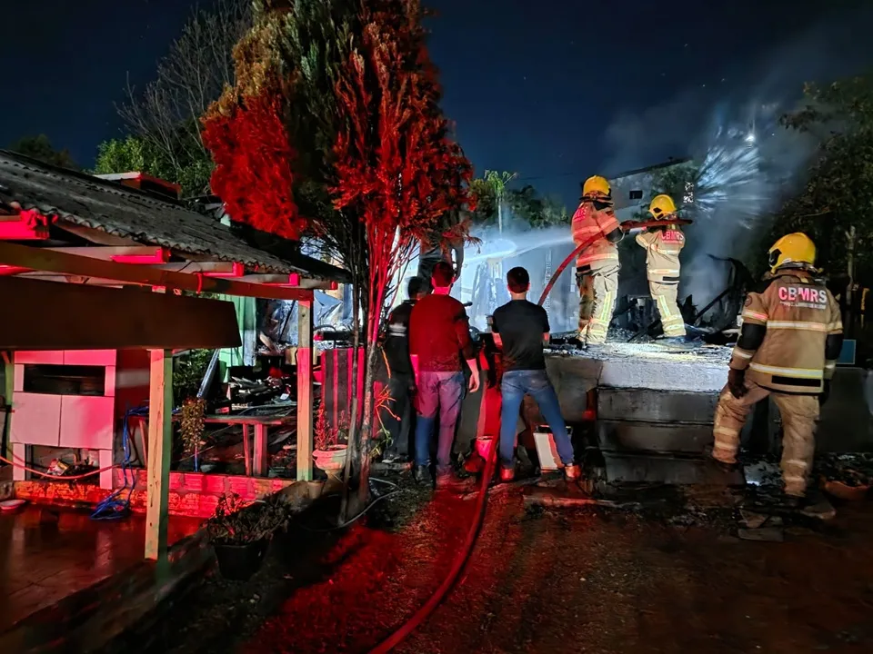 Fogo iniciou por volta das 18h30 desta quarta-feira (23/9) e destruiu completamente a residência de madeira (Fotos: Giordano Fornari) 
