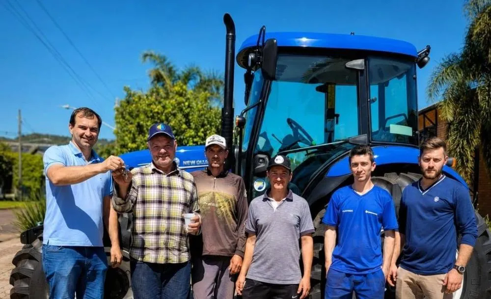 Barra do Guarita adquire trator para atender demandas de produtores rurais