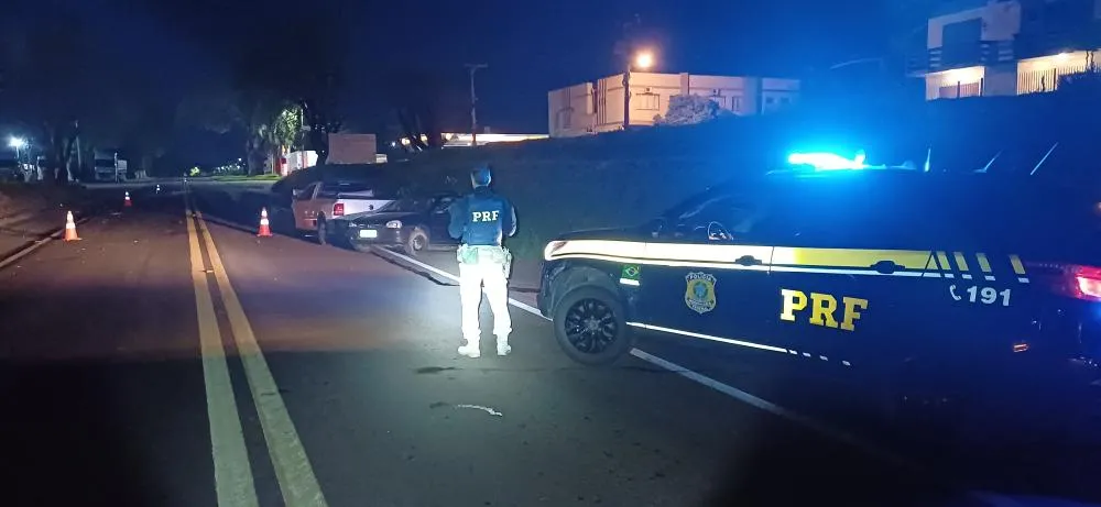 Colisão traseira ocorreu por volta das 3h da madrugada deste domingo (27/9) (Foto: Divulgação | PRF)