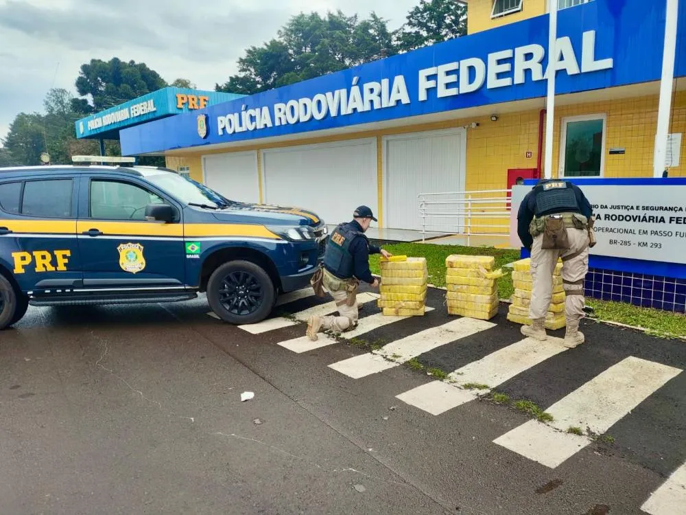 PRF apreende 207 quilos de maconha e prende quatro pessoas em Passo Fundo