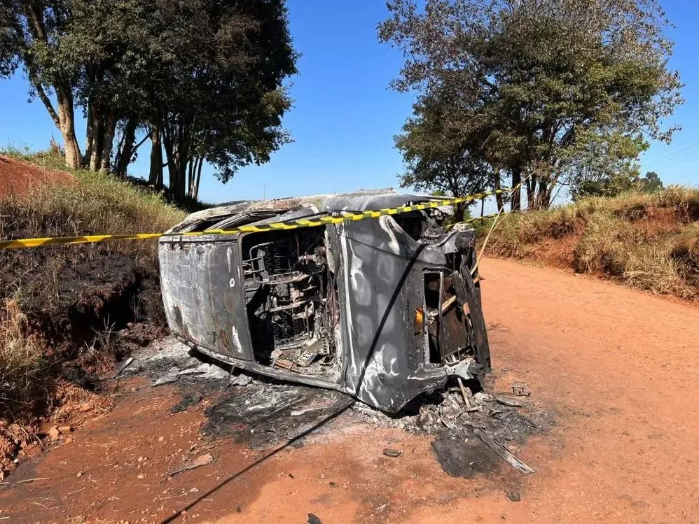 Tucson pega fogo após sair da pista e tombar em estrada rural
