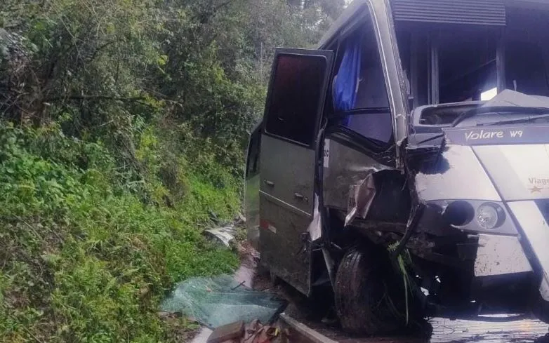 Rodotrem perde o controle e atinge ônibus com 22 crianças na Serra de SC