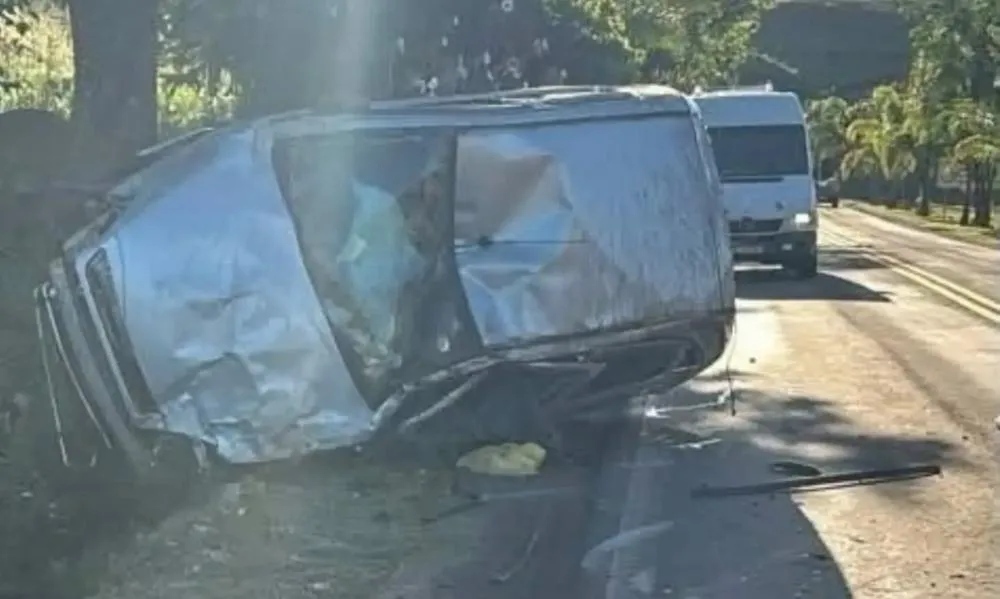 Automóvel atingiu uma árvore às margens da rodovia e, na sequência, capotou sobre a pista (Foto: Reprodução | Redes Sociais)