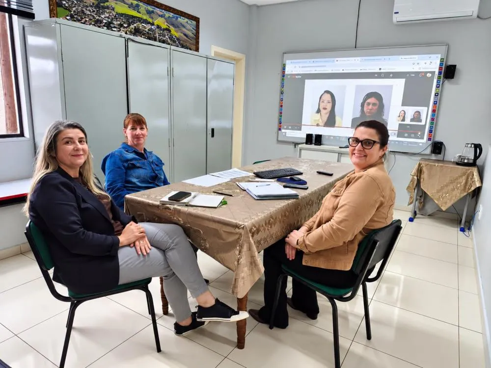 Capacitação online orientou os profissionais responsáveis pela conferência e confirmação das informações cadastradas (Foto: Divulgação | ASCOM Derrubadas)