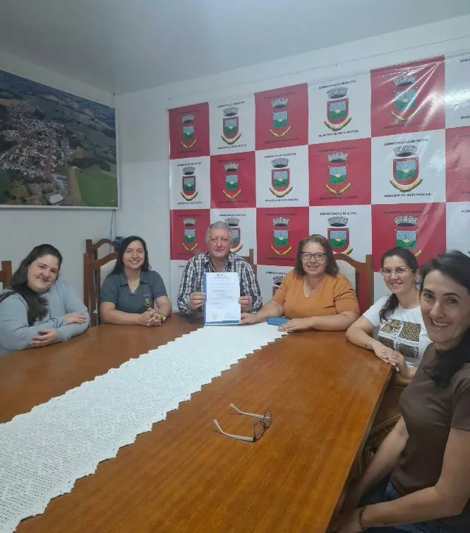 Representantes do FAP e o prefeito Claudemir José Locatelli receberam o certificado Pró-Gestão RPPS – Nível II. (Foto: Ascom Prefeitura de Vista Gaúcha)
