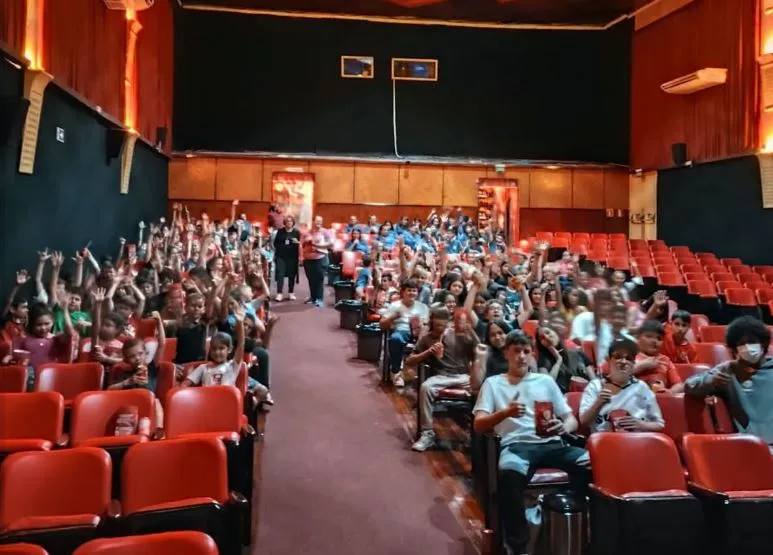 Na imagem as crianças atendidas pelo CRAS de Derrubadas no cinema no município de Três Passos. (Foto: CRAS de Derrubadas)