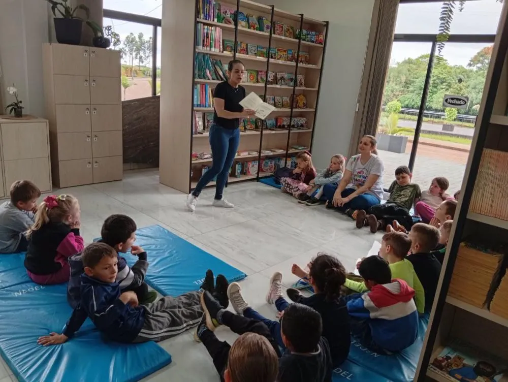 Atividade aproximou os alunos do pré-escolar II da escola Meu Primeiro Passo da literatura e da memória do Município (Foto: Divulgação | ASCOM Derrubadas)