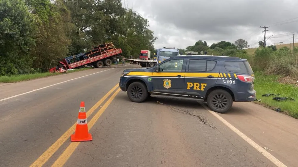 Colisão frontal deixou dois motoristas mortos e provocou a interdição da BR-386 para perícia e retirada dos veículos (Foto: Divulgação | PRF)