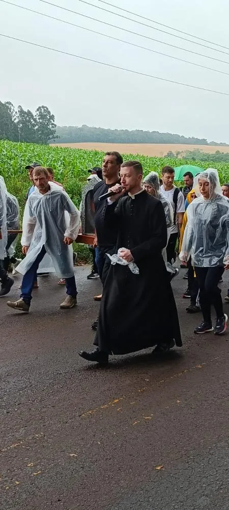 Na imagem, Padre Luiz Afonso na caminhada com Maria juntamente com centenas de fiéis. (Foto: Andre Eberhardt/Jornal Província) 