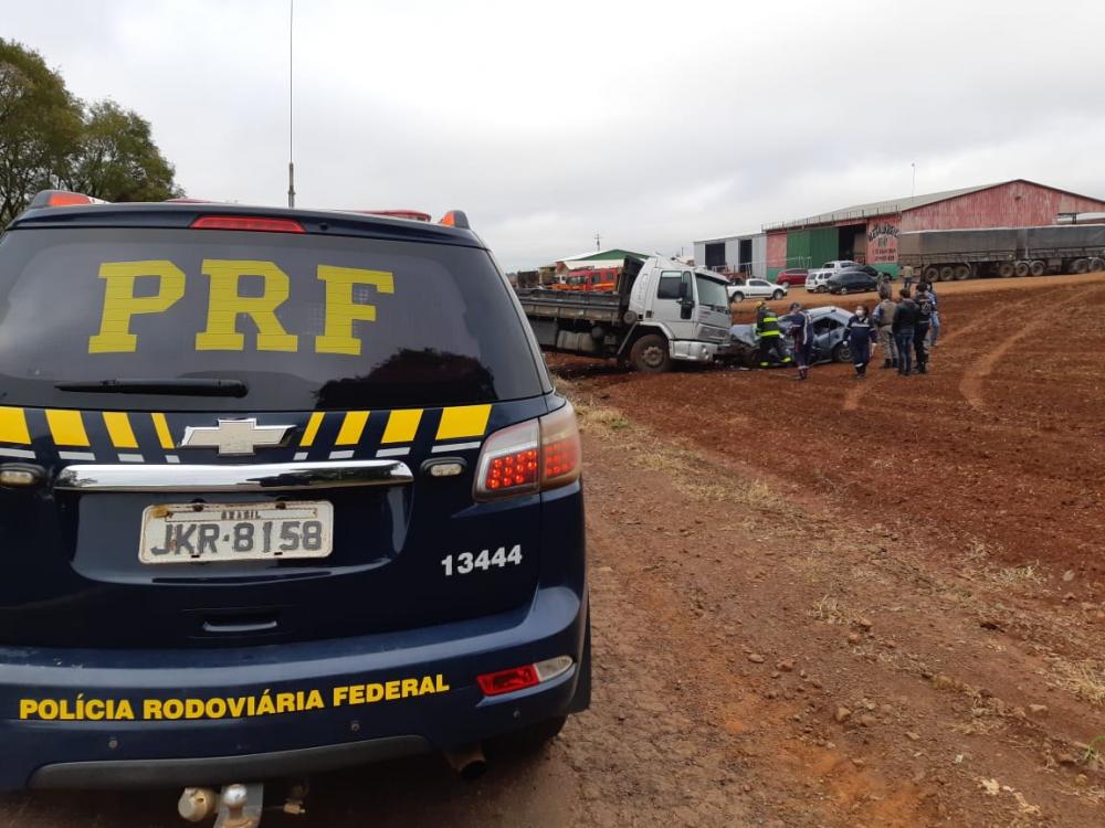 Com o impacto, os veículos sinistrados ficaram imobilizados fora da pista (Foto: Divulgação/PRF)