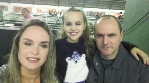 Veículo em que a família viajava bateu contra um caminhão (Foto: Reprodução/Facebook)