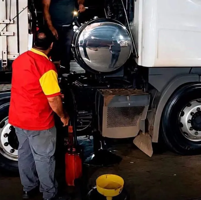 Momento em que o diesel é retirado do caminhão após o motorista decidir procurar outro posto para realizar o abastecimento. (Foto: Divulgação)