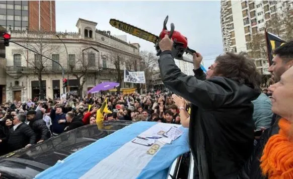 Medida amplia a política de cortes no setor público argentino, que já eliminou 77,5 mil postos desde dezembro de 2023. (Foto: Reprodução/ND Mais)