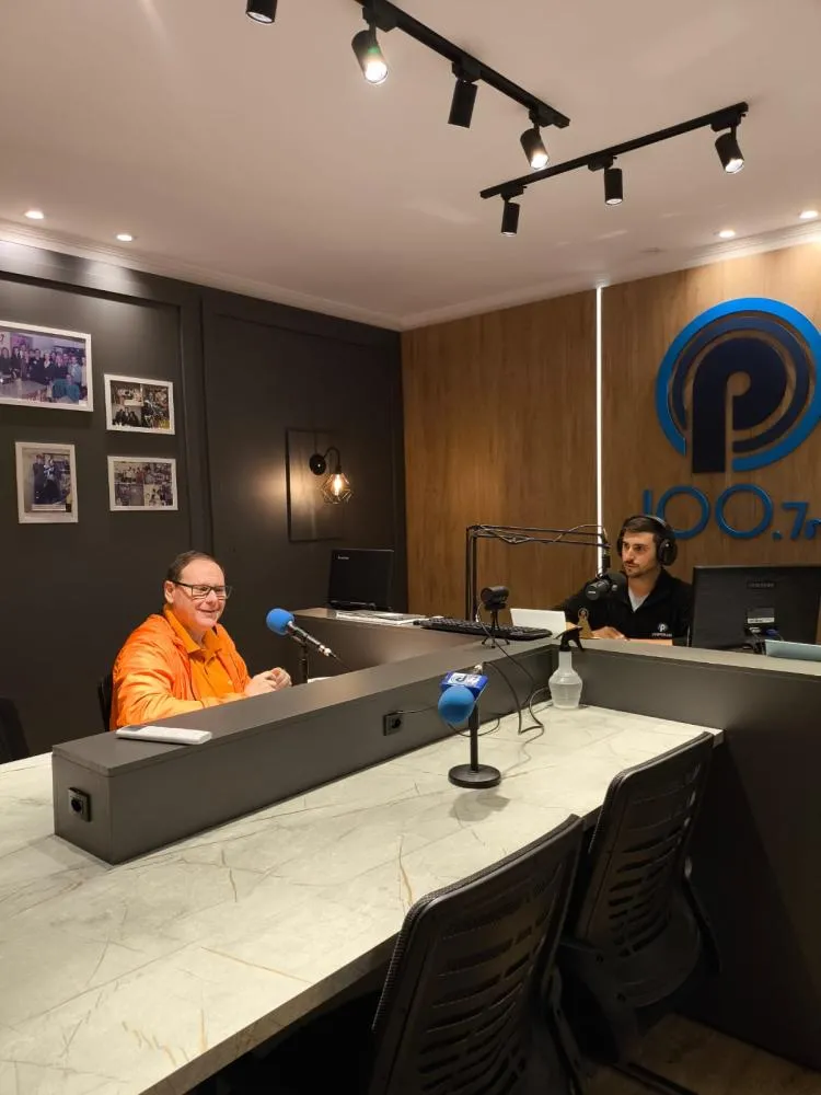 Gerente Cleber Baratto no programa Estação Província onde falou sobre os 25 anos da Cresol em Tenente Portela e a programação comemorativa do dia 28. (Foto: Jornal Província) 