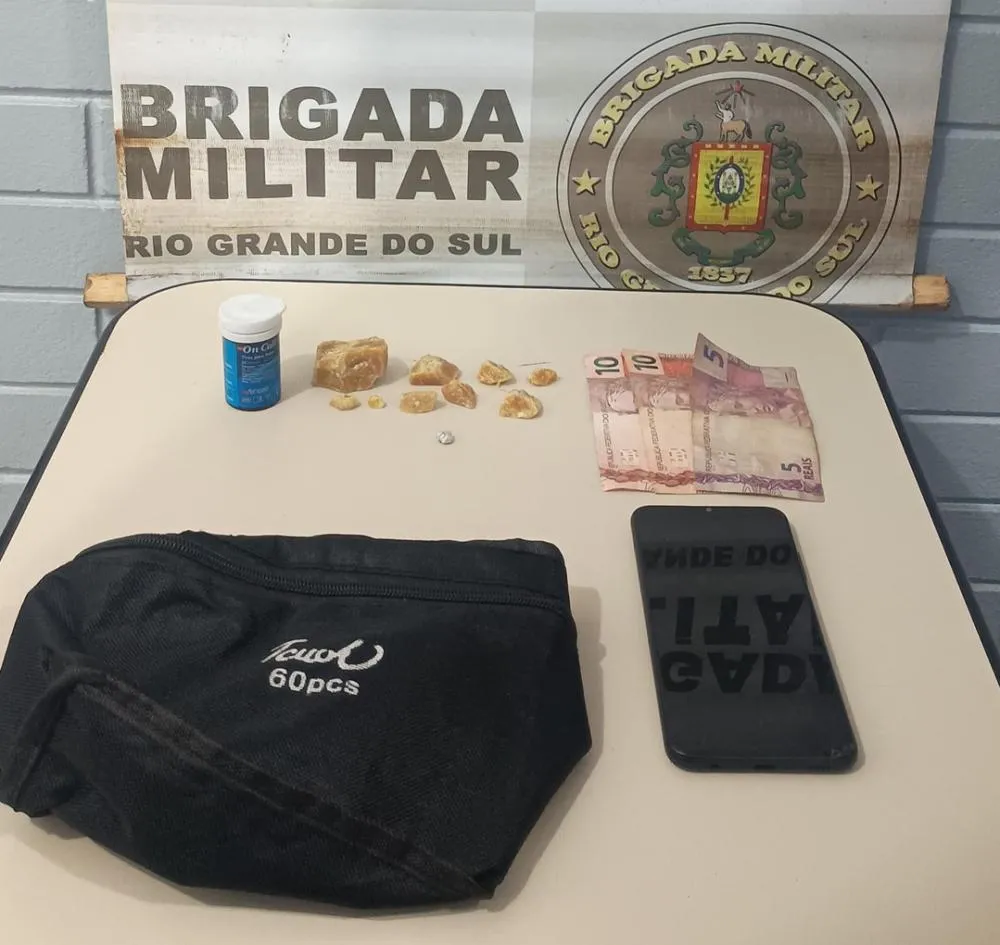Agentes da Força Tática apreenderam dez porções grandes de crack, dinheiro e um telefone celular (Foto: Divulgação | 7º BPM)