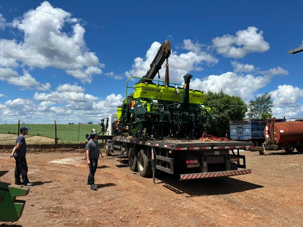 Último equipamento previsto foi entregue na segunda-feira (19/10): uma plantadeira destinada ao cultivo de soja e milho (Foto: Divulgação | ASCOM Derrubadas)