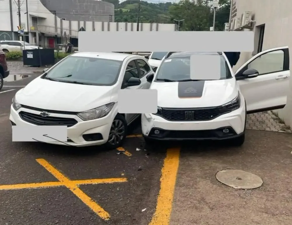 Carro sai da pista, atinge veículos estacionados e deixa dois pedestres feridos em Itapiranga