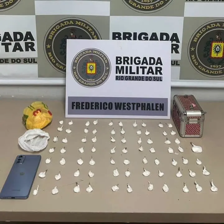 Policiais militares encontraram um recipiente com 74 porções de cocaína (Foto: Divulgação | 37º BPM)