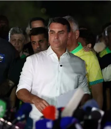 Flávio Bolsonaro diz ser “impossível reconhecer resultado da eleição” e que pedirá anulação