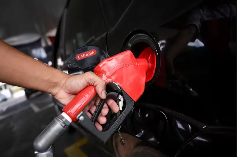 Carros que não são flex podem sofrer com aumento da mistura de etanol na gasolina. (Foto: Marcelo Camargo / Agência Brasil)