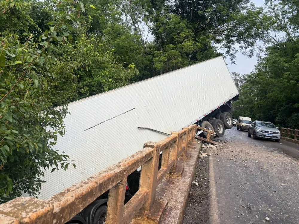Carreta colide contra cabeceira de ponte na ERS-569, entre Novo Barreiro e Barra Funda