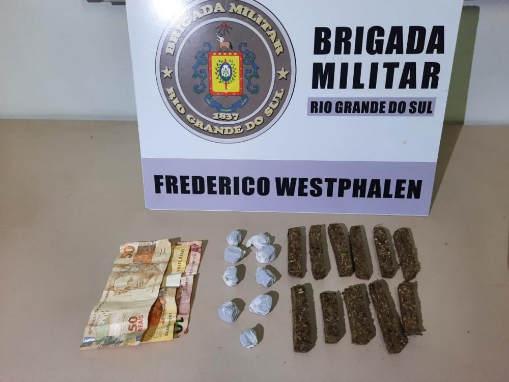 Foram apreendidas 125 gramas de maconha e R$ 80,00 em dinheiro (Foto: Divulgação/37º BPM)