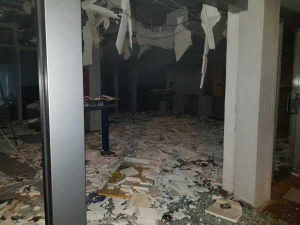 Terminais de auto atendimento ficaram destruídos após as explosões (Foto: Ouvinte Repórter/Rádio Uirapuru)