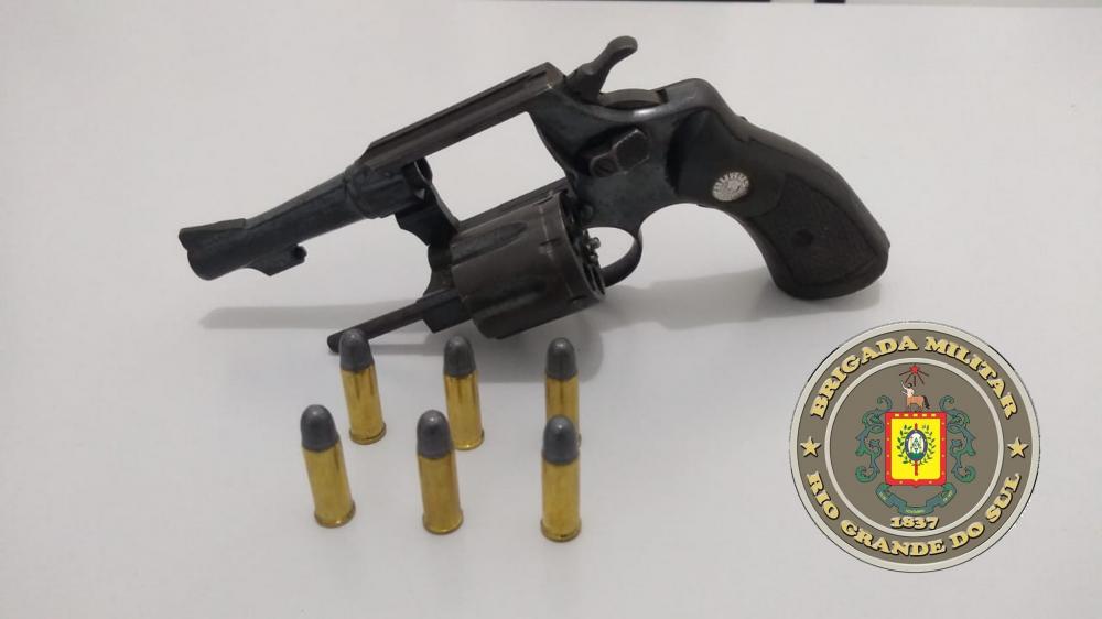 Revólver calibre 32 estava com a numeração raspada (Foto: Divulgação/BM)