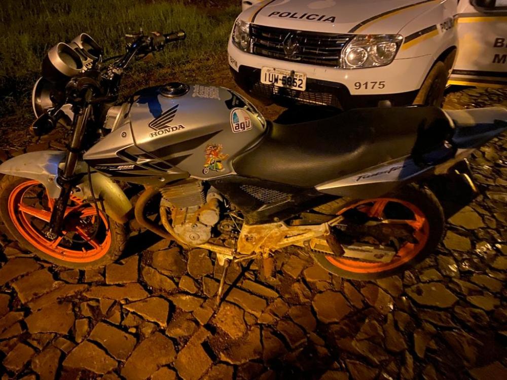 Motocicleta foi recuperada após abordagem no bairro Modelo em Tenente Portela (Foto: Divulgação/BM)