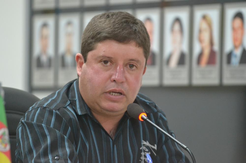 Elson Bueno Martins disse que as placas indicativas ajudarão também as pessoas de fora do município (Foto: Diones Roberto Becker)