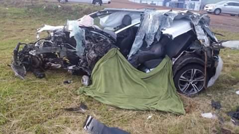 Veículo ficou totalmente destruído (Foto: Novo Tempo Tapejara)