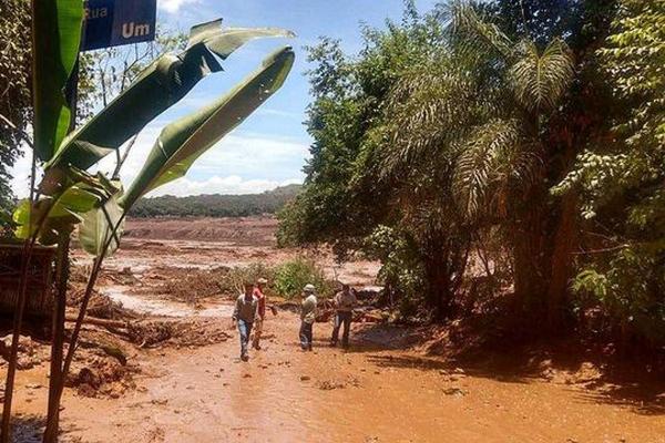 Rompimento de barragem provocou dezenas de mortes (Foto: Reprodução)