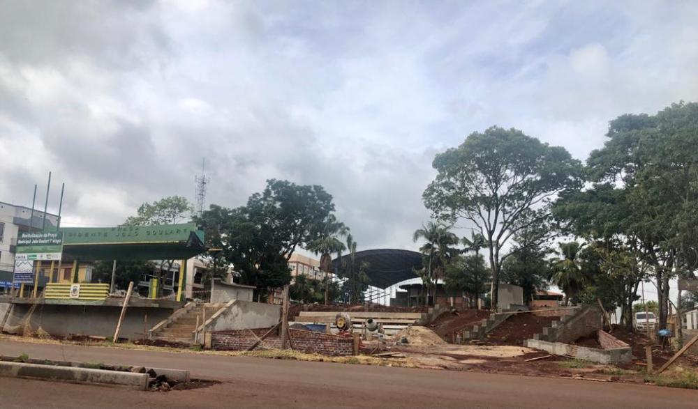 Praça João Goulart passa por obras de revitalização, assim como os canteiros centrais da Avenida Presidente Vargas (Foto: Diones Roberto Becker)