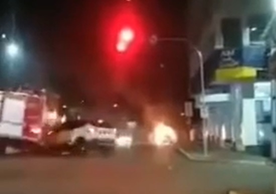 Momento da colisão lateral entre o caminhão do Corpo de Bombeiros e o Renault Captur (Foto: Reprodução/WhatsApp)