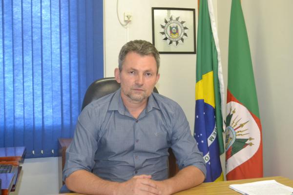 Delegado Vilmar Alaídes Shaefer falou sobre o caso em uma coletiva a imprensa (Foto: Sistema Província de Comunicação)