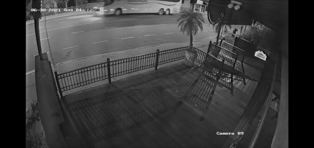 Recém-nascida teria sido arremessada de ônibus em movimento na madrugada da quarta-feira (30/6) (Foto: Reprodução)