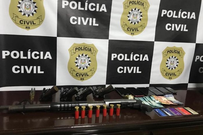 Armas de fogo, telefones celulares e outros objetos apreendidos com o grupo (Foto: Divulgação/Polícia Civil)