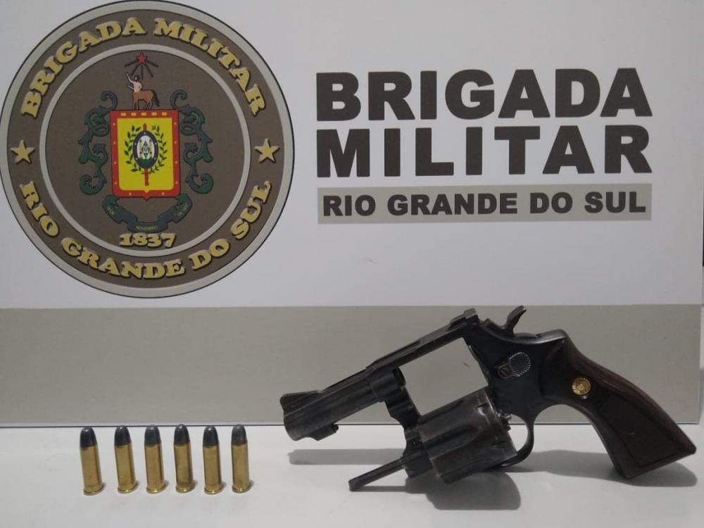 Revólver calibre 38 e munições apreendidas (Foto: Divulgação/BM)