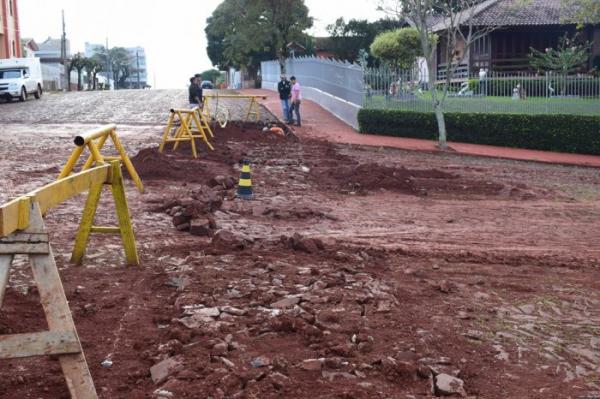 Servidores municipais trabalham na preparação da Rua Irapuã, que receberá revestimento asfáltico (Foto: ASCOM Tenente Portela)