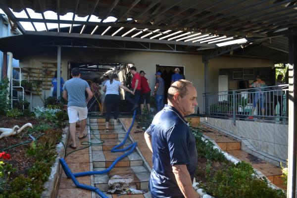 Casa é atingida por incêndio (Foto: Jonas Martins)