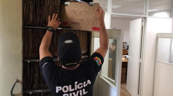 Mandados foram cumpridos nesta manhã (Foto: Ronaldo Bernardi/Agência RBS)
