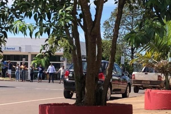 Ataque ao Banrisul e Sicredi ocorreu por volta das 14h30min desta quinta-feira (Foto: Josias Marques/Portal In Foco RS)