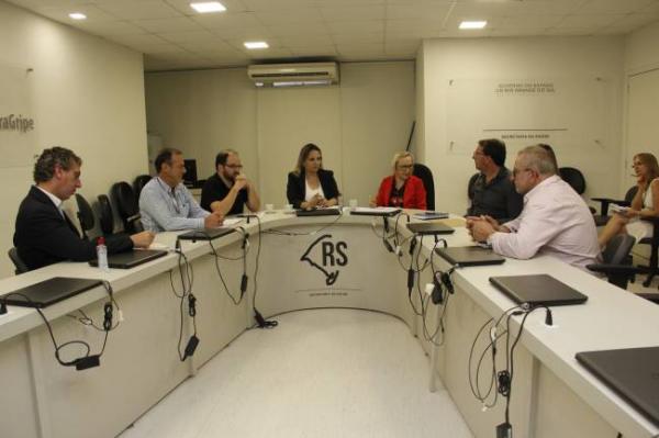 Encontro na secretaria estadual da Saúde (Foto: Divulgação/Amuceleiro)