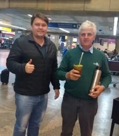 Anderson Braucks e Gelson Ferrari no Aeroporto Internacional de Guarulhos, em São Paulo (Foto: Arquivo Pessoal)