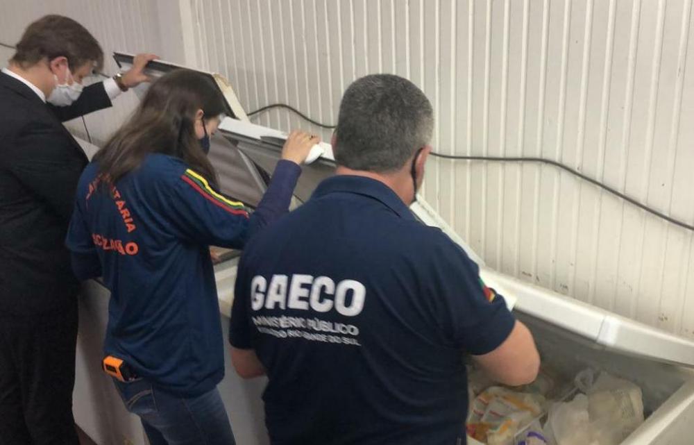 Produtos apreendidos em três estabelecimentos comerciais foram inutilizados posteriormente (Foto: Divulgação/MP-RS)